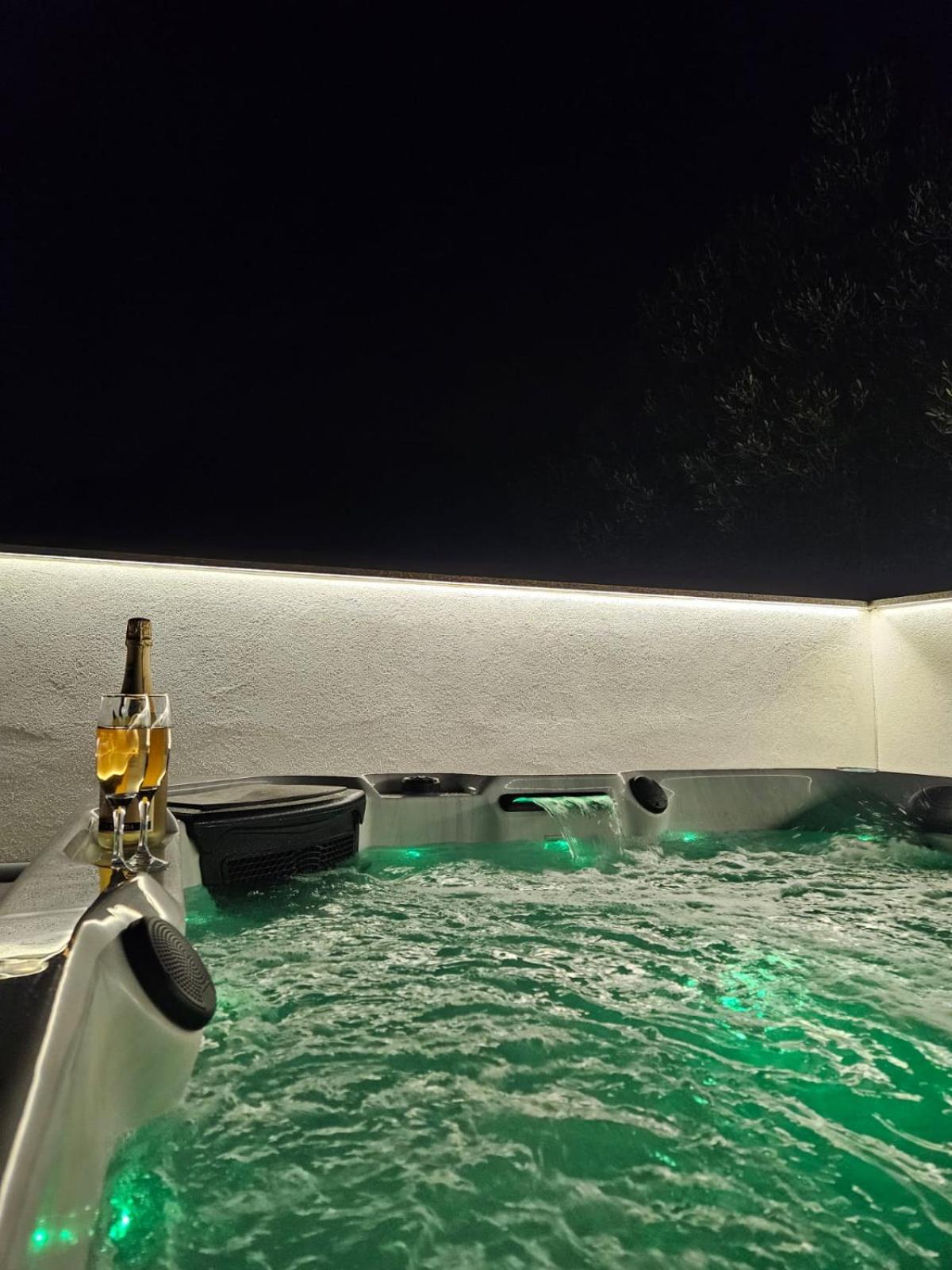 Apartman Koko With Private Jacuzzi Makarska Exterior photo