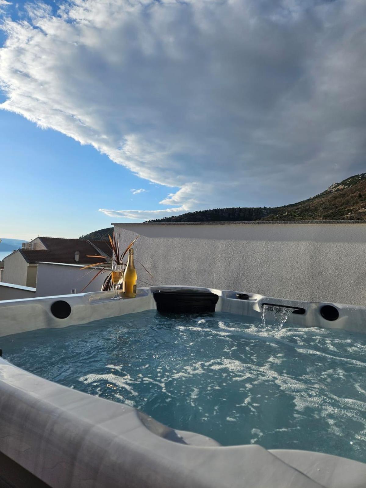 Apartman Koko With Private Jacuzzi Makarska Exterior photo