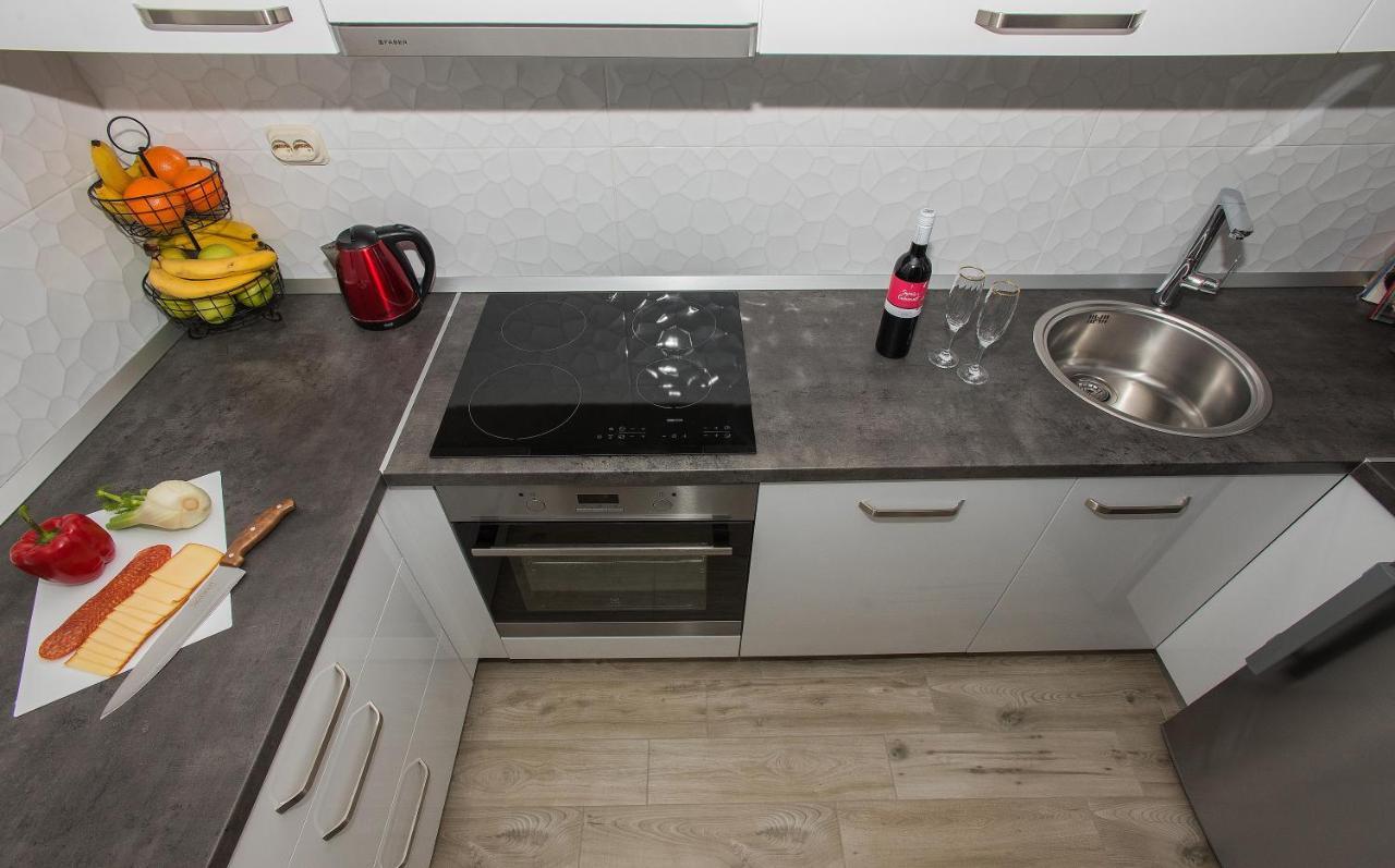 Apartman Koko With Private Jacuzzi Makarska Exterior photo