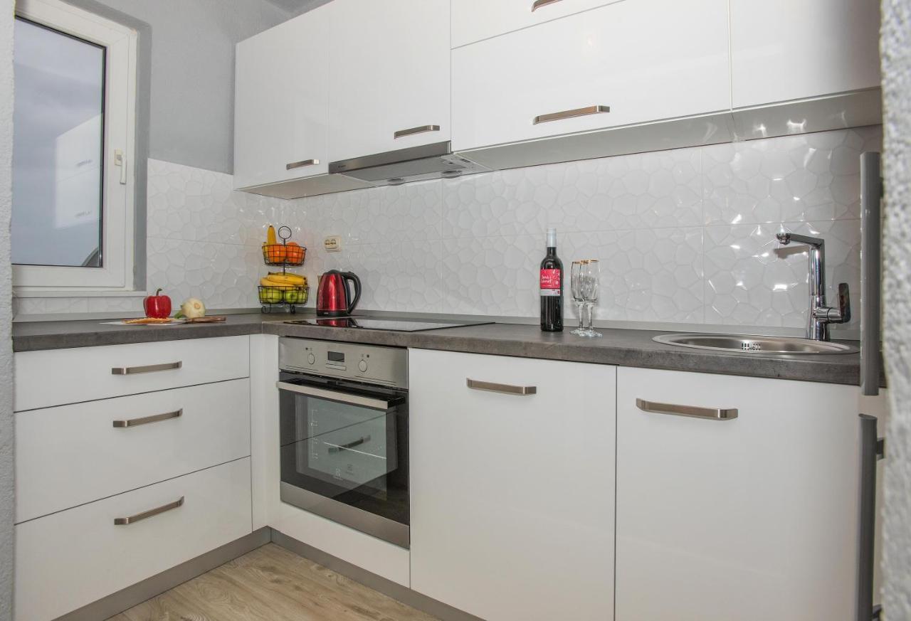 Apartman Koko With Private Jacuzzi Makarska Exterior photo